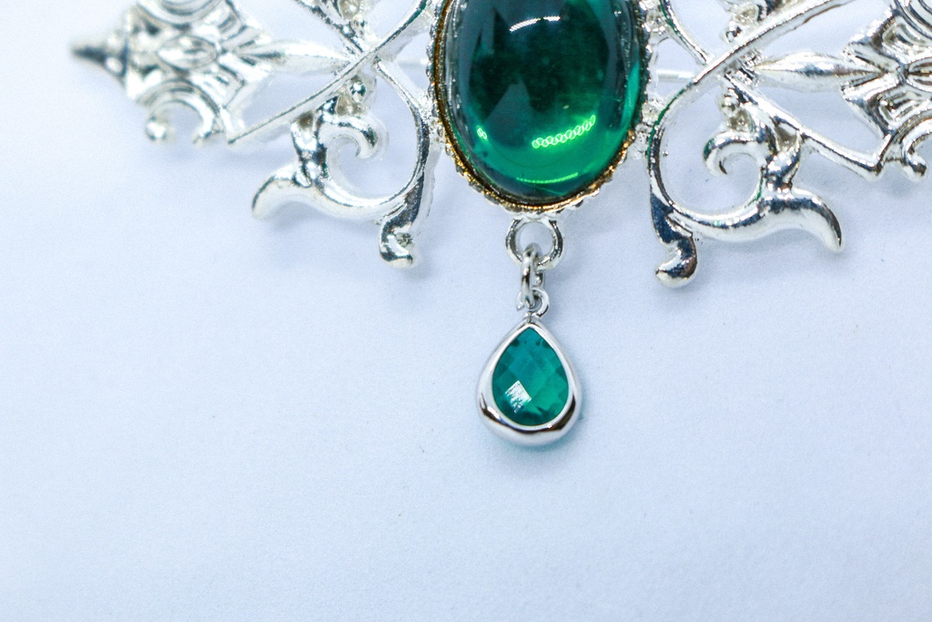 【月影の調和 ― 静寂を纏うブローチ】チェコガラスのアンティークブローチ エメラルド ゴールド金具