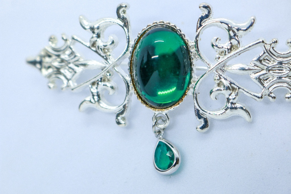 【月影の調和 ― 静寂を纏うブローチ】チェコガラスのアンティークブローチ エメラルド ゴールド金具