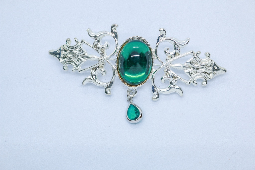 【月影の調和 ― 静寂を纏うブローチ】チェコガラスのアンティークブローチ エメラルド ゴールド金具