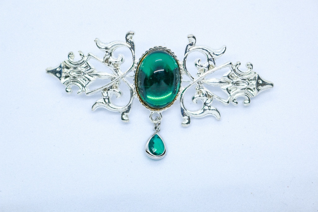 【月影の調和 ― 静寂を纏うブローチ】チェコガラスのアンティークブローチ エメラルド ゴールド金具