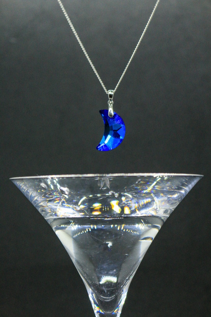 【青の境界】クリスタルガラスのBlue Moonネックレス 金具の色が選べます