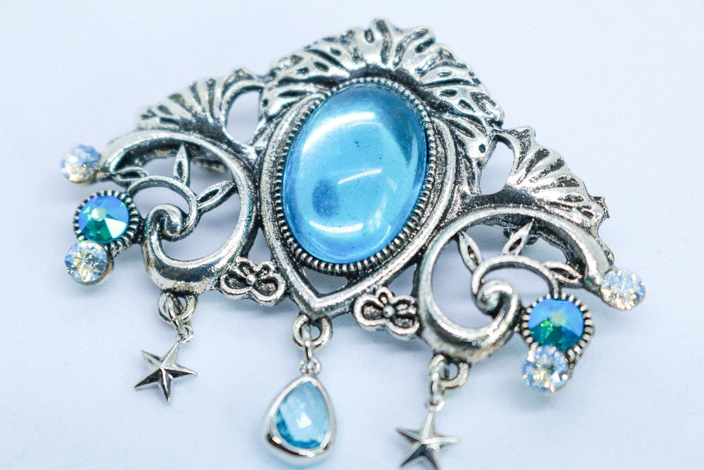 【空の記憶】- チェコガラスブローチ クリアスカイブルー シルバー金具