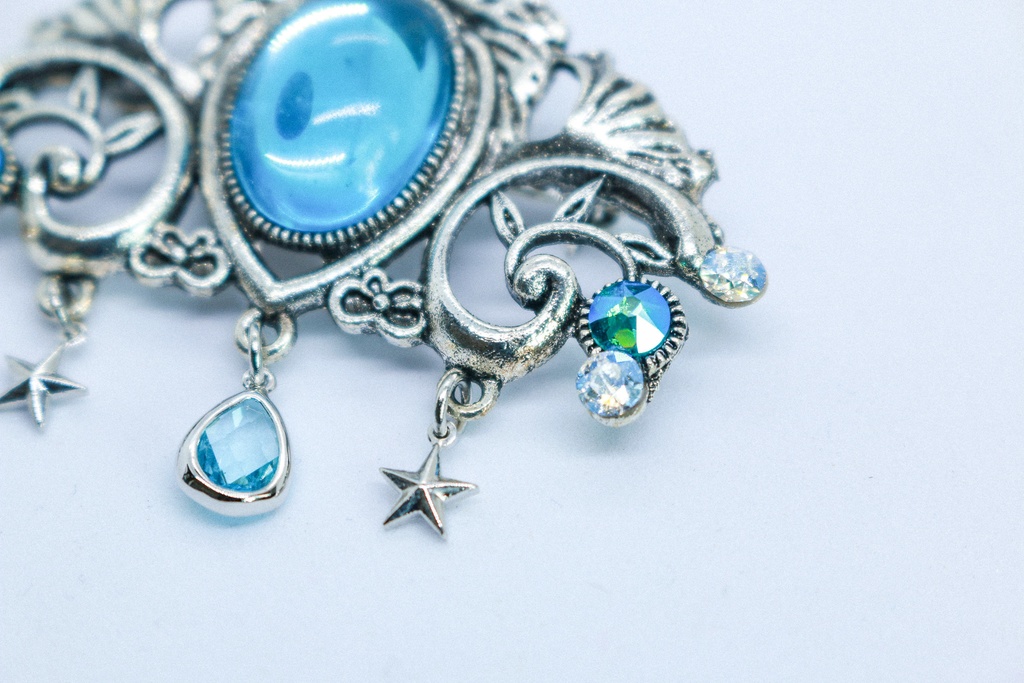 【空の記憶】- チェコガラスブローチ クリアスカイブルー シルバー金具