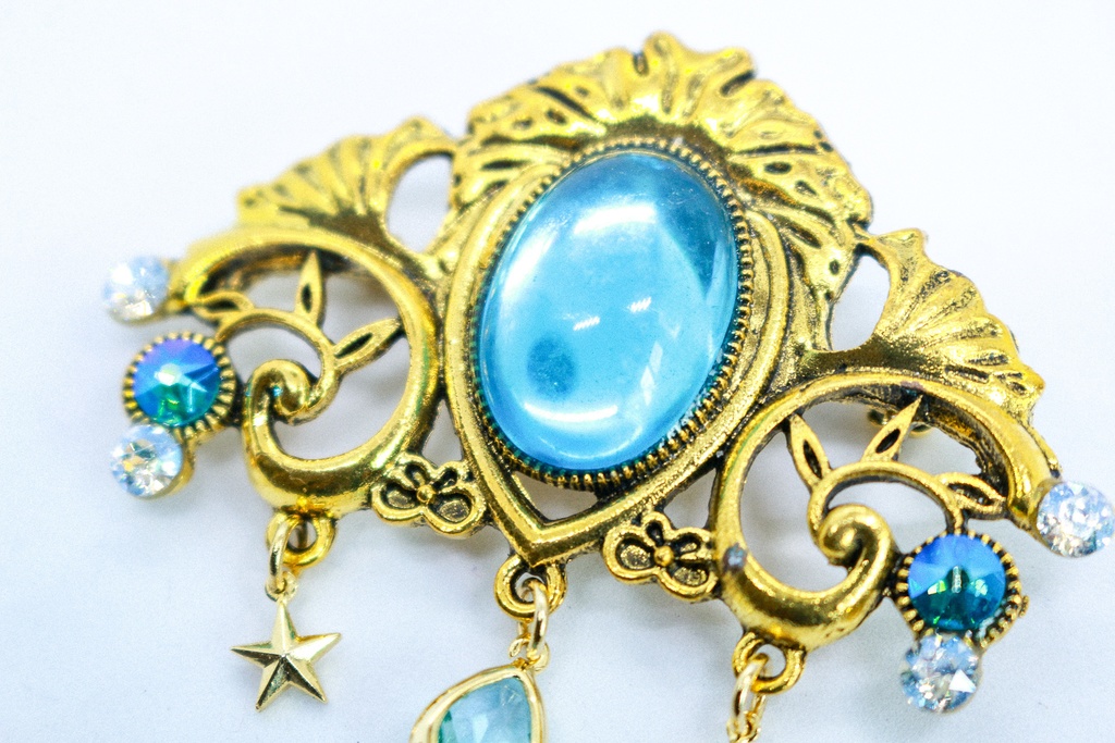 【光の余韻】  チェコガラスブローチ クリアスカイブルー ゴールド金具