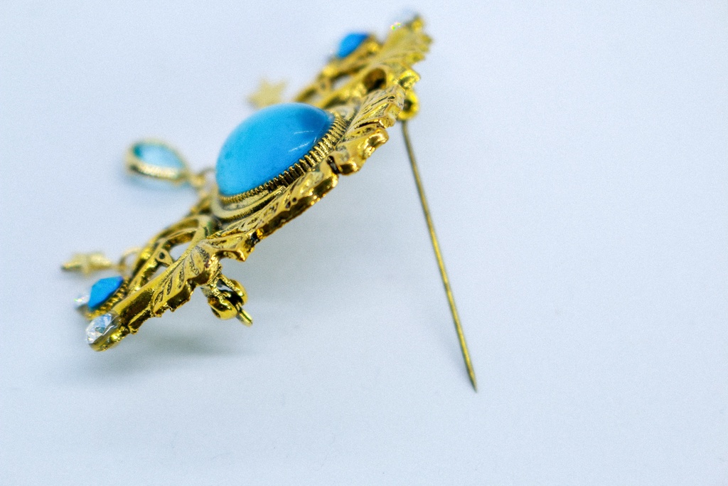 【光の余韻】  チェコガラスブローチ クリアスカイブルー ゴールド金具