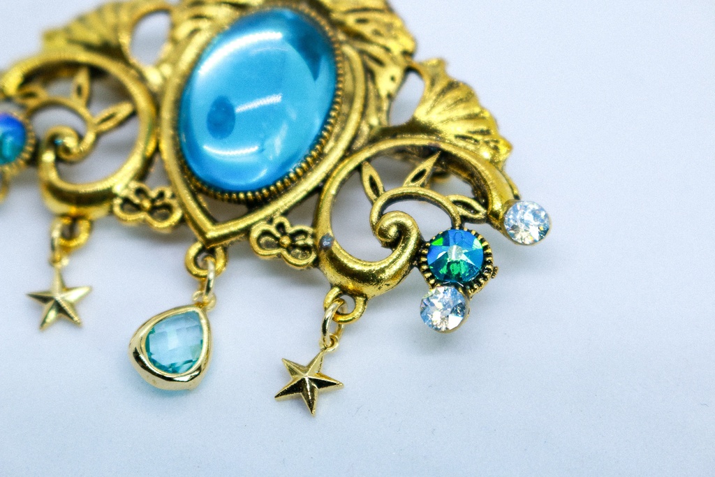 【光の余韻】  チェコガラスブローチ クリアスカイブルー ゴールド金具