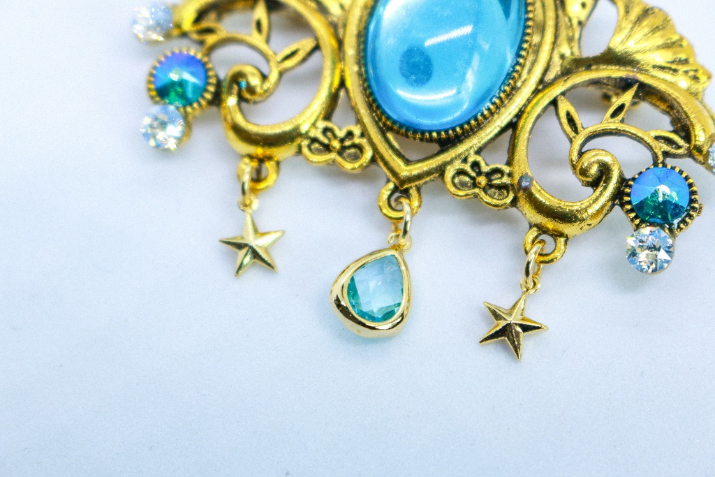 【光の余韻】  チェコガラスブローチ クリアスカイブルー ゴールド金具