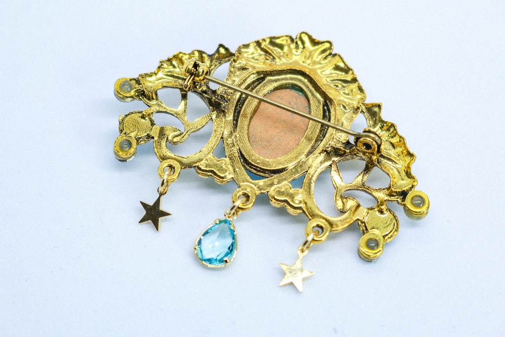 【光の余韻】  チェコガラスブローチ クリアスカイブルー ゴールド金具