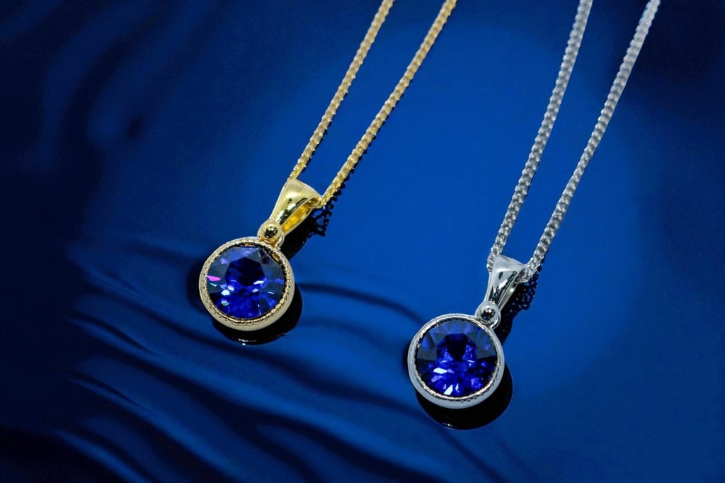 【静寂の青、目覚めの光】オーストリアクリスタルガラスのネックレス　～ダークサファイア～金具の色が選べます