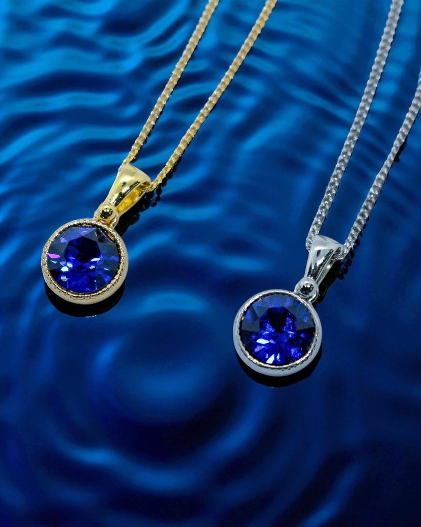 【静寂の青、目覚めの光】オーストリアクリスタルガラスのネックレス ~ダークサファイア~金具の色が選べます