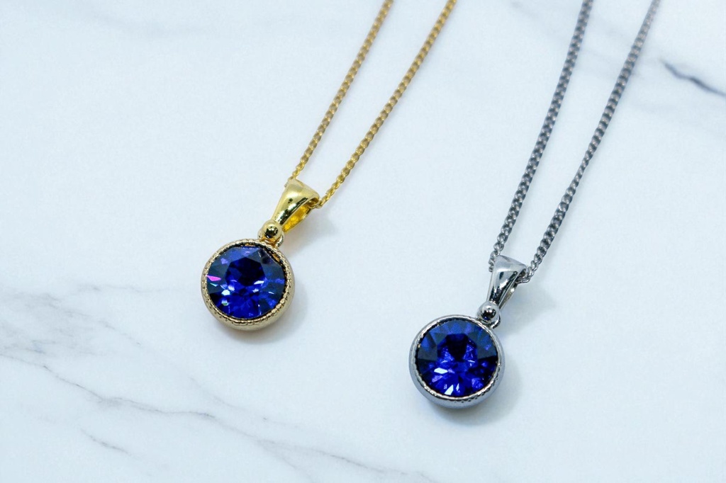 【静寂の青、目覚めの光】オーストリアクリスタルガラスのネックレス ~ダークサファイア~金具の色が選べます