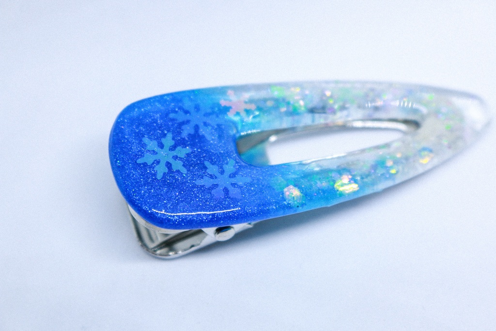 【氷の詩 — シアンブルーの雪の結晶クリップ】 シアンブルー×クリア シルバー金具