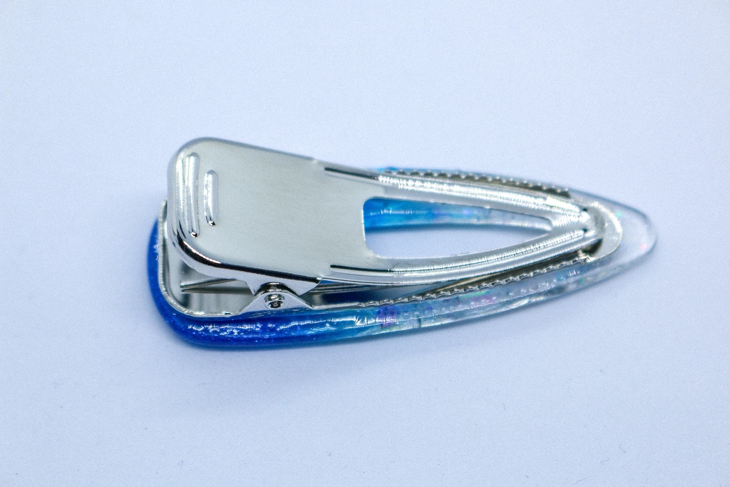 【氷の詩 — シアンブルーの雪の結晶クリップ】 シアンブルー×クリア シルバー金具