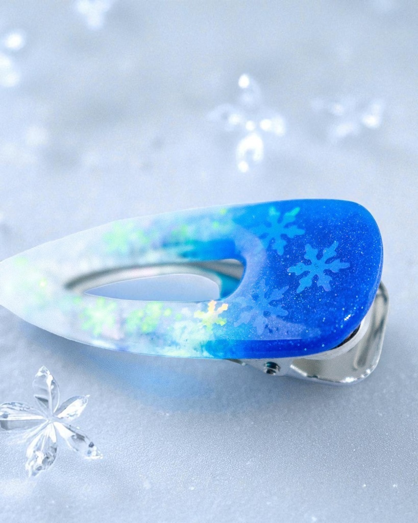 【氷の詩 — シアンブルーの雪の結晶クリップ】 シアンブルー×クリア シルバー金具