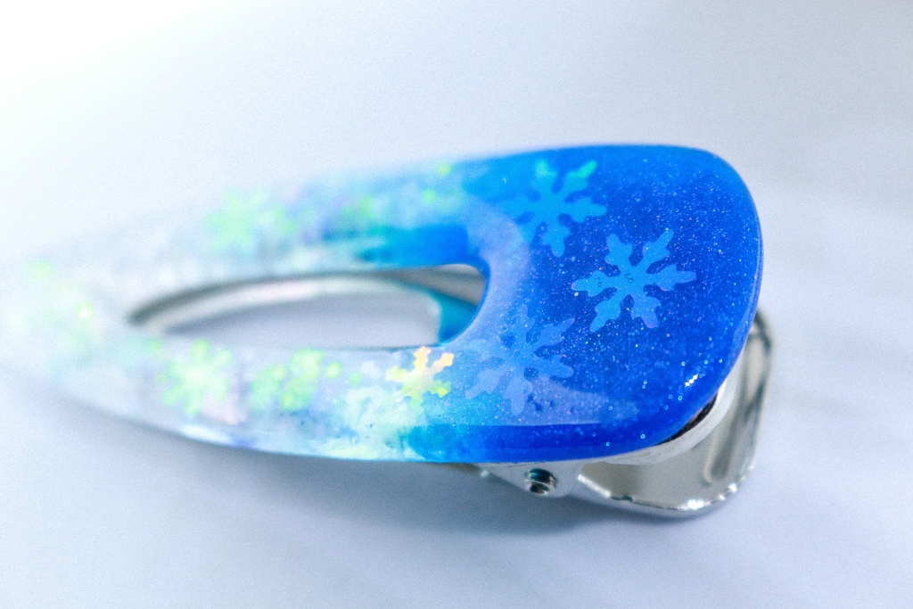 【氷の詩 — シアンブルーの雪の結晶クリップ】 シアンブルー×クリア シルバー金具