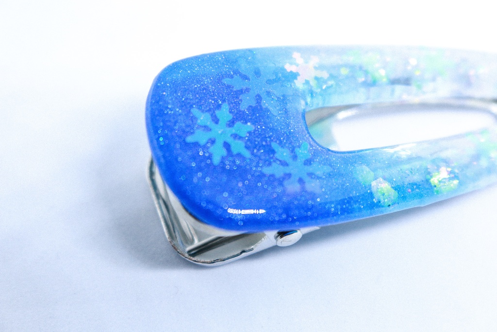 【氷の詩 — シアンブルーの雪の結晶クリップ】 シアンブルー×クリア シルバー金具