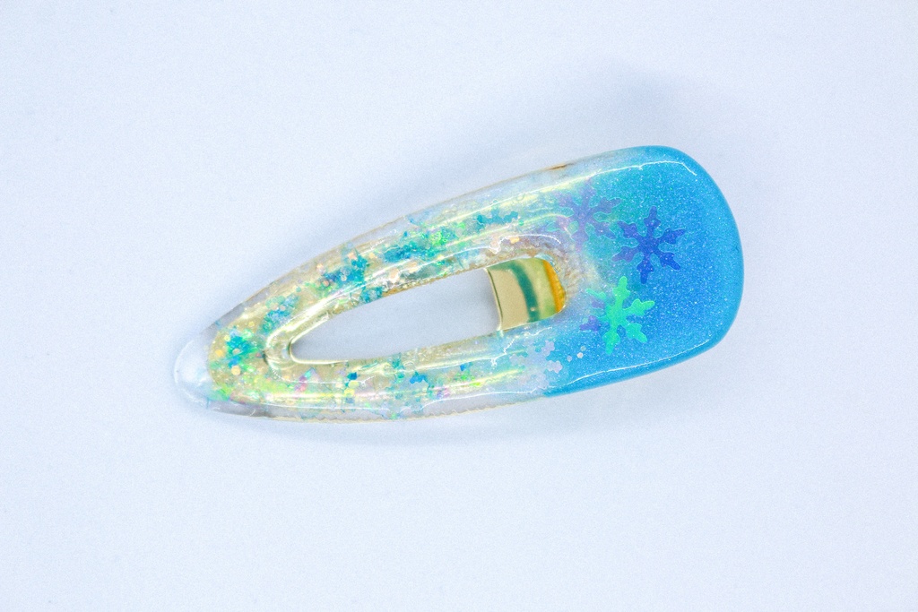 【雪空のしずく — アクアブルーの雪の結晶クリップ】 アクアブルー×クリア ゴールド金具
