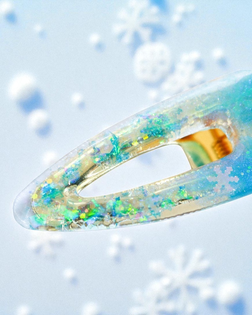 【雪空のしずく — アクアブルーの雪の結晶クリップ】 アクアブルー×クリア ゴールド金具