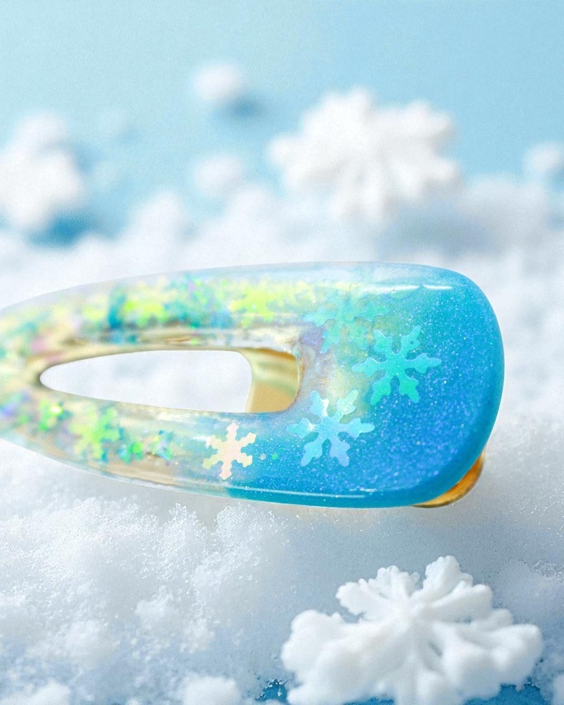 【雪空のしずく — アクアブルーの雪の結晶クリップ】 アクアブルー×クリア ゴールド金具