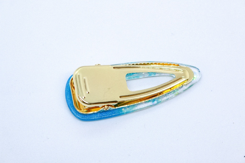 【雪空のしずく — アクアブルーの雪の結晶クリップ】 アクアブルー×クリア ゴールド金具