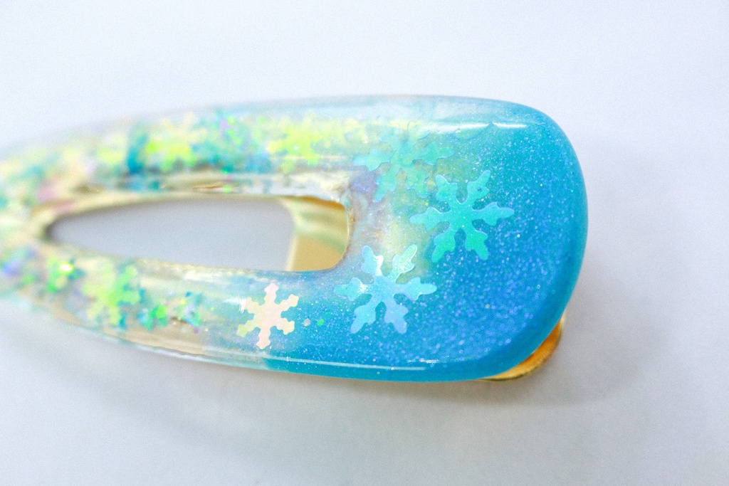 【雪空のしずく — アクアブルーの雪の結晶クリップ】 アクアブルー×クリア ゴールド金具