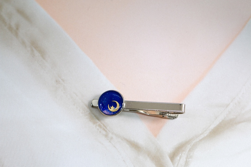 女性用ネクタイピン 青い月 ロイヤルブルー×オーロラ シルバー金具