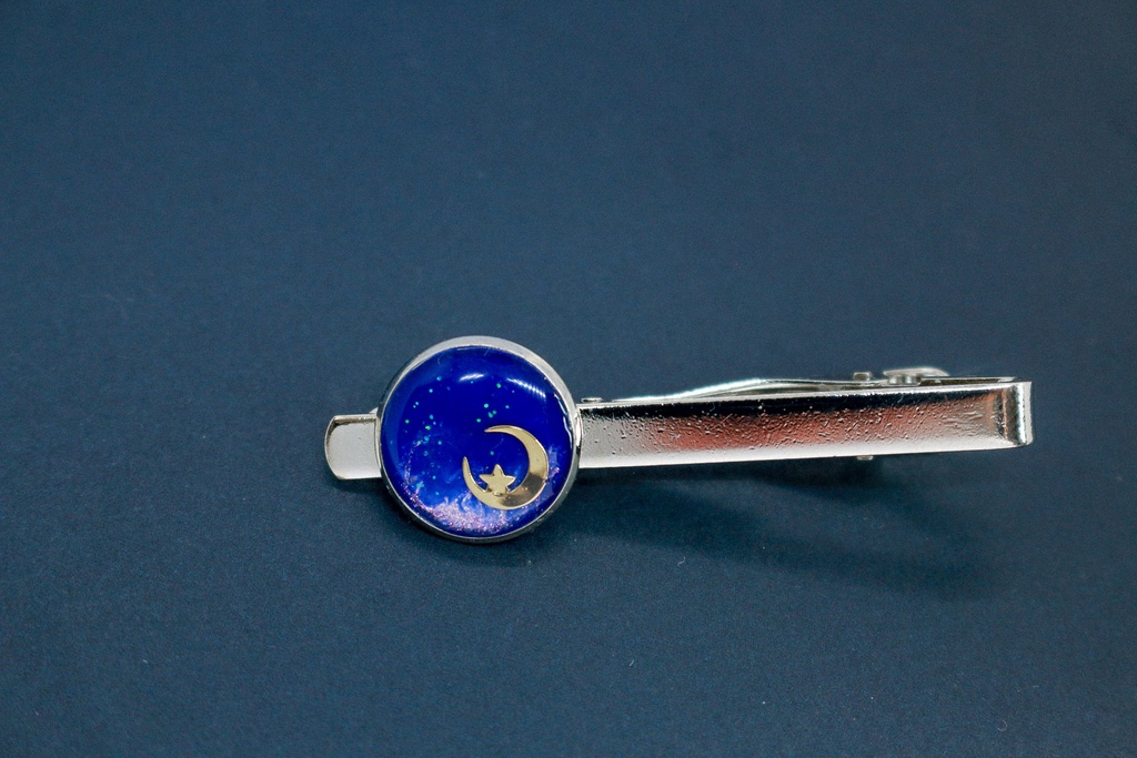 女性用ネクタイピン 青い月 ロイヤルブルー×オーロラ シルバー金具