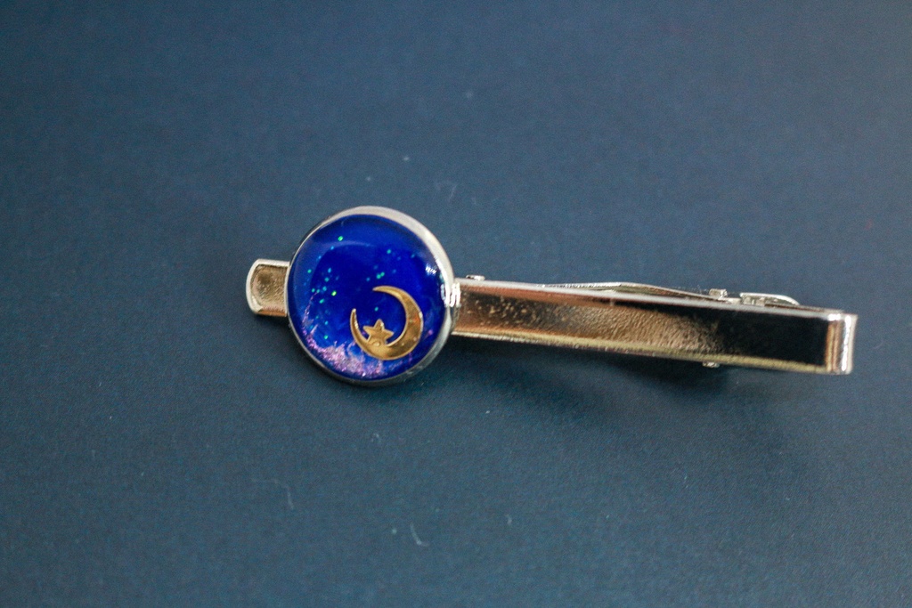 女性用ネクタイピン 青い月 ロイヤルブルー×オーロラ シルバー金具