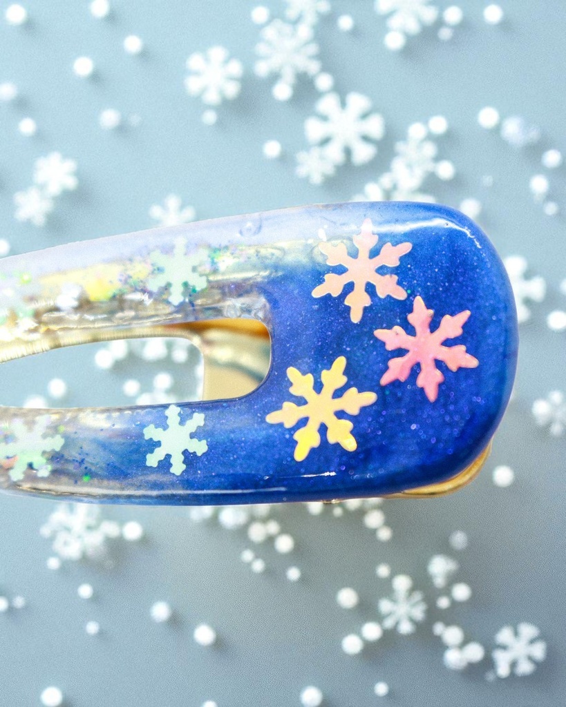 【蒼氷の記憶— ドラゴニックブルーの雪の結晶クリップ】 ドラゴニックブルー×クリア ゴールド金具