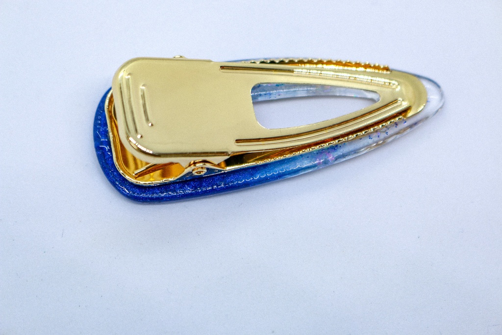 【蒼氷の記憶— ドラゴニックブルーの雪の結晶クリップ】 ドラゴニックブルー×クリア ゴールド金具