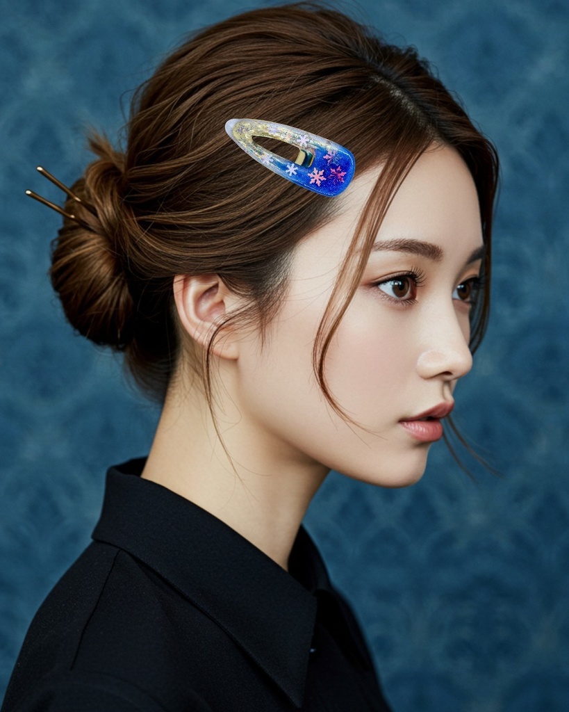 【蒼氷の記憶— ドラゴニックブルーの雪の結晶クリップ】 ドラゴニックブルー×クリア ゴールド金具