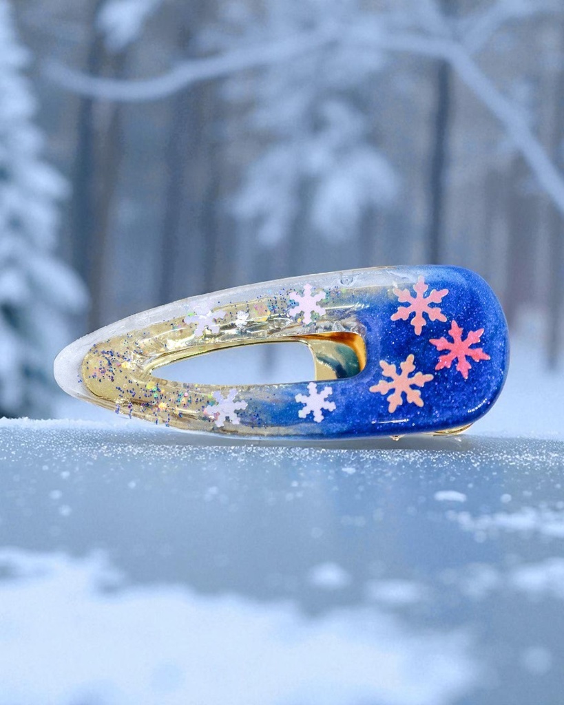【蒼氷の記憶— ドラゴニックブルーの雪の結晶クリップ】　ドラゴニックブルー×クリア　ゴールド金具