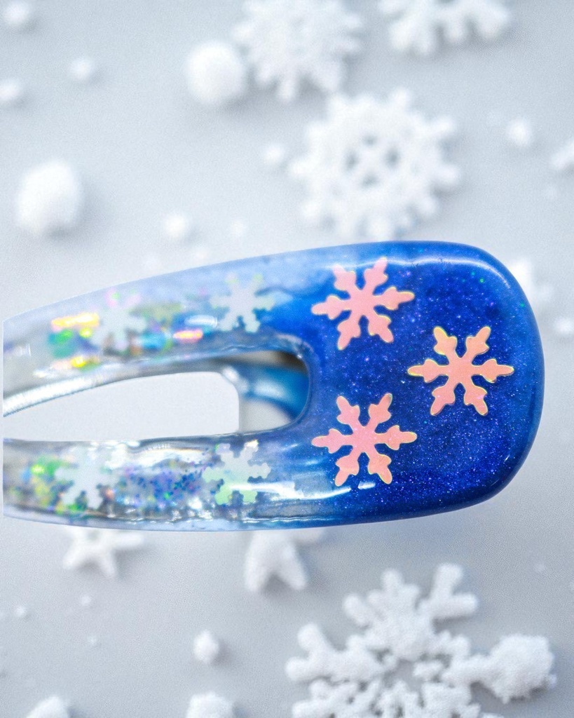 【銀霜の祈り — ドラゴニックブルーの雪の結晶クリップ】ドラゴニックブルー×クリア シルバー金具