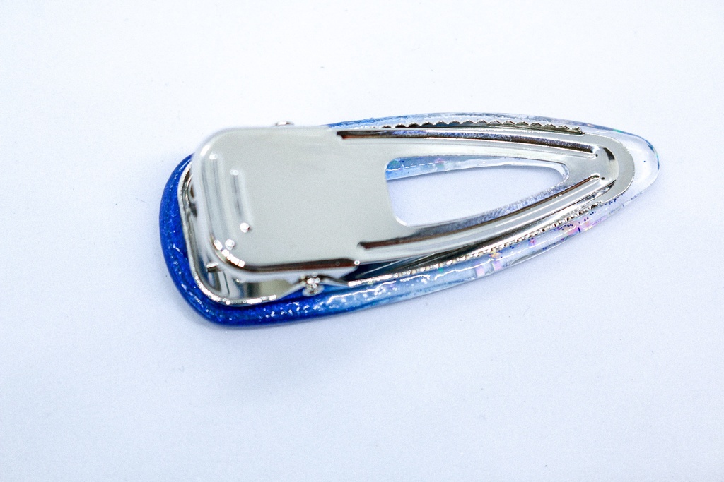 【銀霜の祈り — ドラゴニックブルーの雪の結晶クリップ】ドラゴニックブルー×クリア シルバー金具