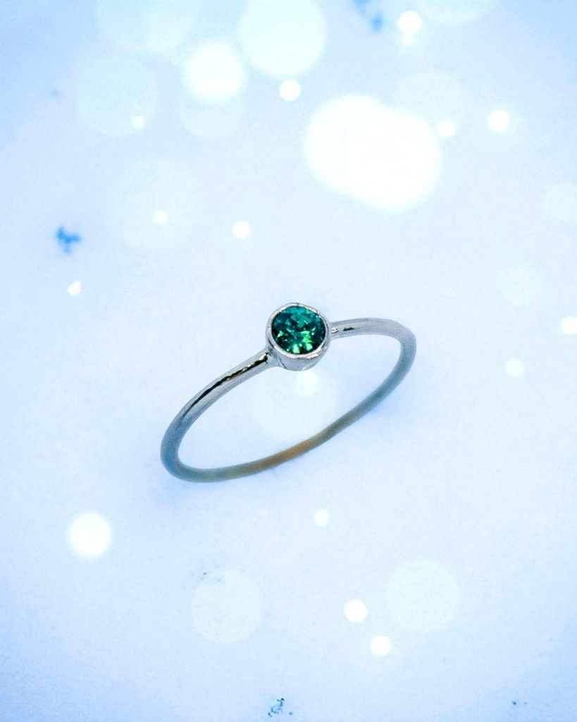 【Ring】 - 芽吹きの指環 ― “エメラルドカラーのクリスタルガラスリング” ―10号&13号金具の色が選べます