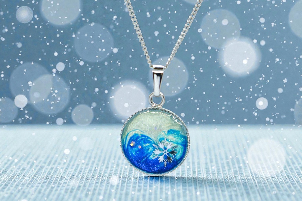 【 雪の記憶】ちいさなまるいネックレス　ホワイト×オーシャンブルー　シルバー金具