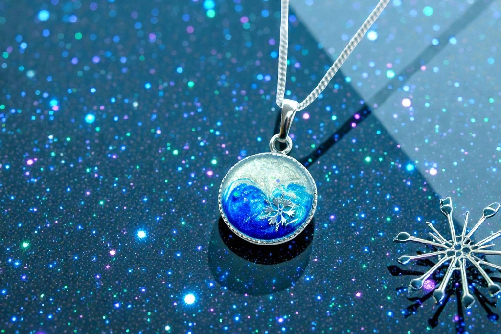 【 雪の記憶】ちいさなまるいネックレス ホワイト×オーシャンブルー シルバー金具