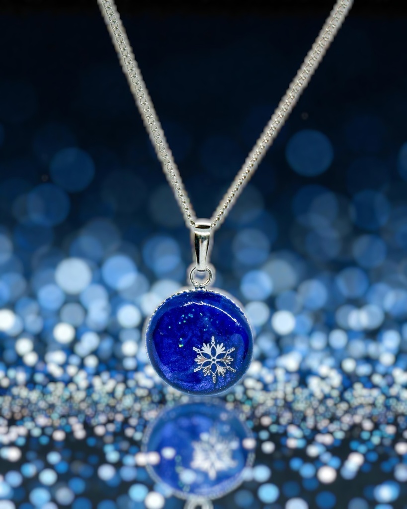 【静かな叡智】ちいさなまるい雪のネックレス　ネイビー×ヴァイオレット　シルバー金具