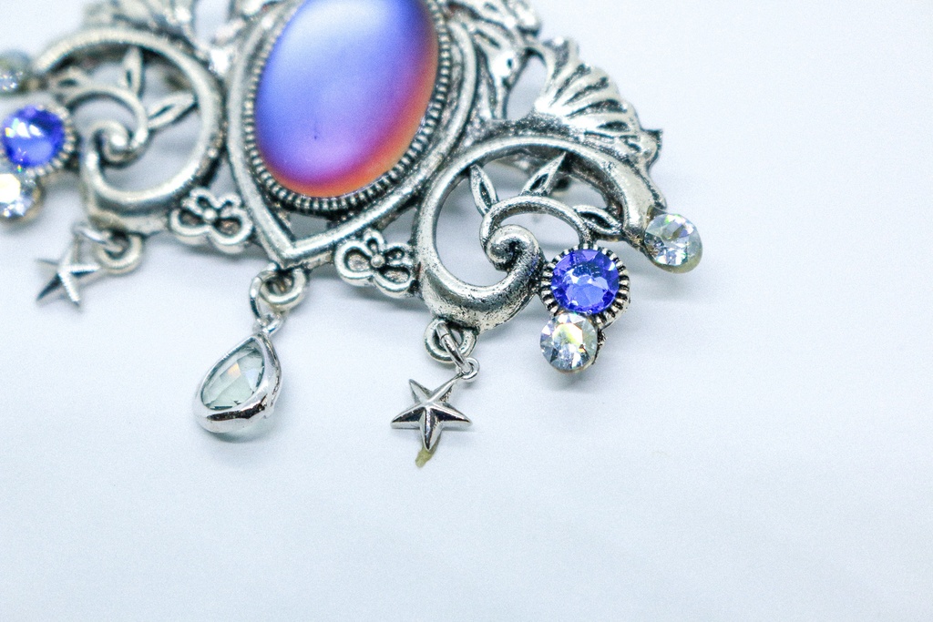【冬空のまぼろし ― チェコガラスの幻想ブローチ】チェコヴィンテージガラス ブルーヴァイオレット シルバー金具