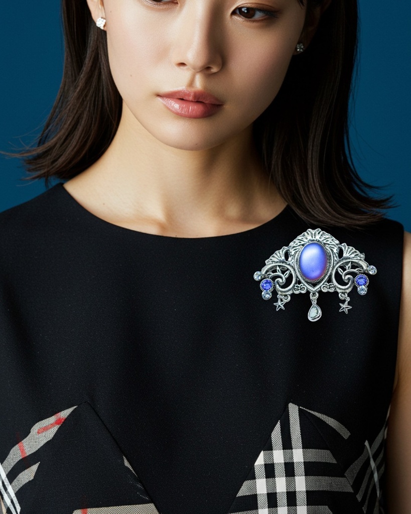 【冬空のまぼろし ― チェコガラスの幻想ブローチ】チェコヴィンテージガラス ブルーヴァイオレット シルバー金具