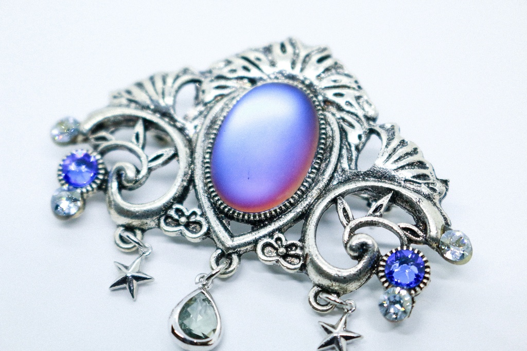 【冬空のまぼろし ― チェコガラスの幻想ブローチ】チェコヴィンテージガラス ブルーヴァイオレット シルバー金具