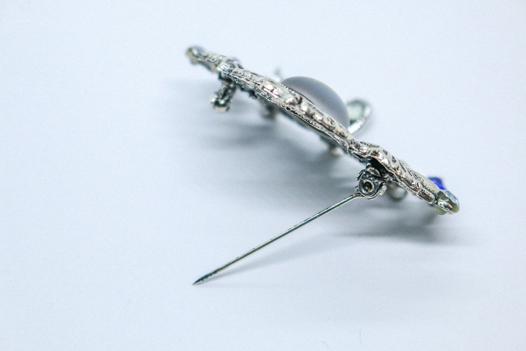 【冬空のまぼろし ― チェコガラスの幻想ブローチ】チェコヴィンテージガラス ブルーヴァイオレット シルバー金具