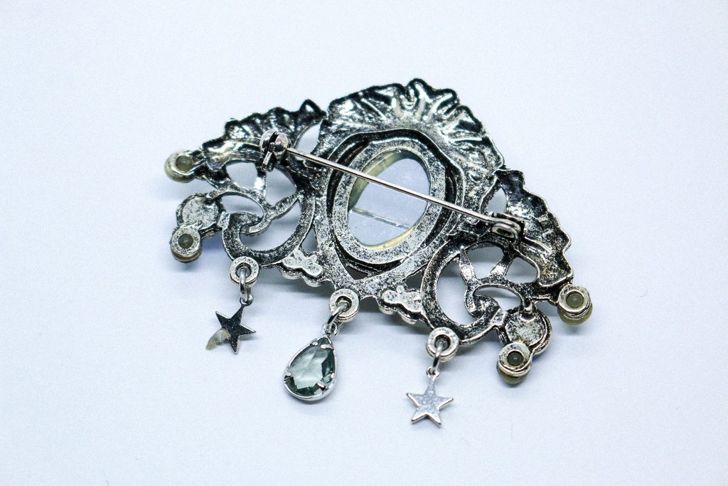 【冬空のまぼろし ― チェコガラスの幻想ブローチ】チェコヴィンテージガラス ブルーヴァイオレット シルバー金具