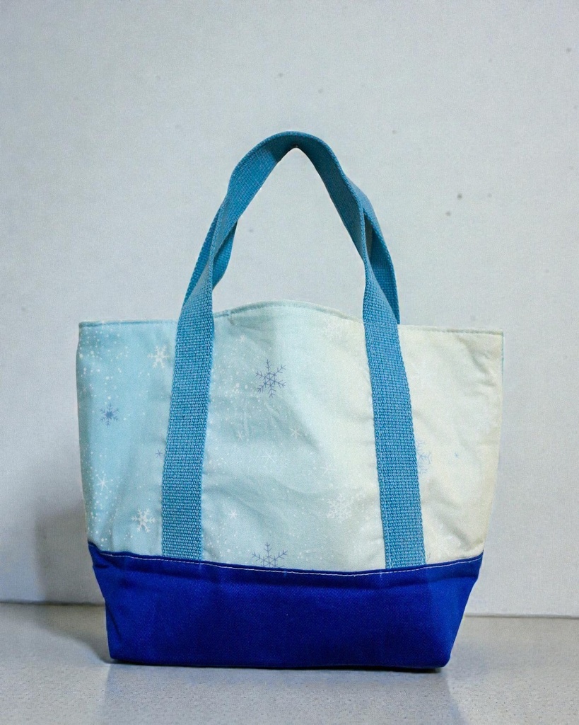 「スカイブルーの雪の結晶ミニトート|ふんわりグラデーション」スカイブルー×ホワイト