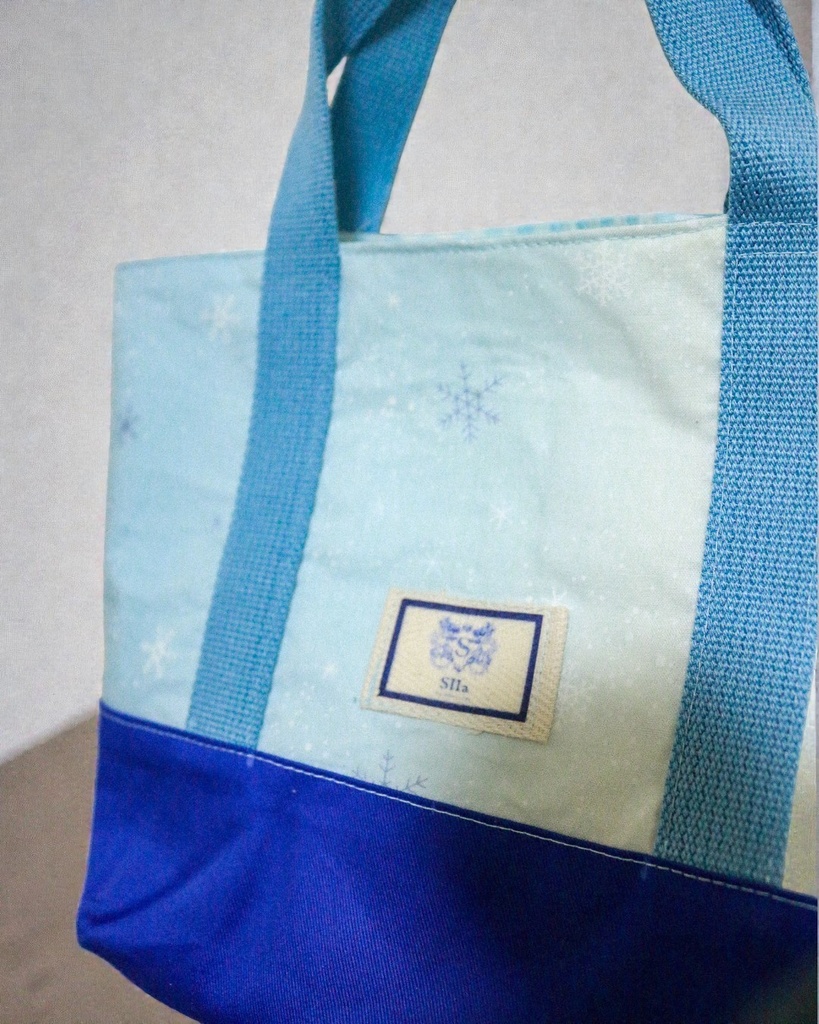「スカイブルーの雪の結晶ミニトート|ふんわりグラデーション」スカイブルー×ホワイト