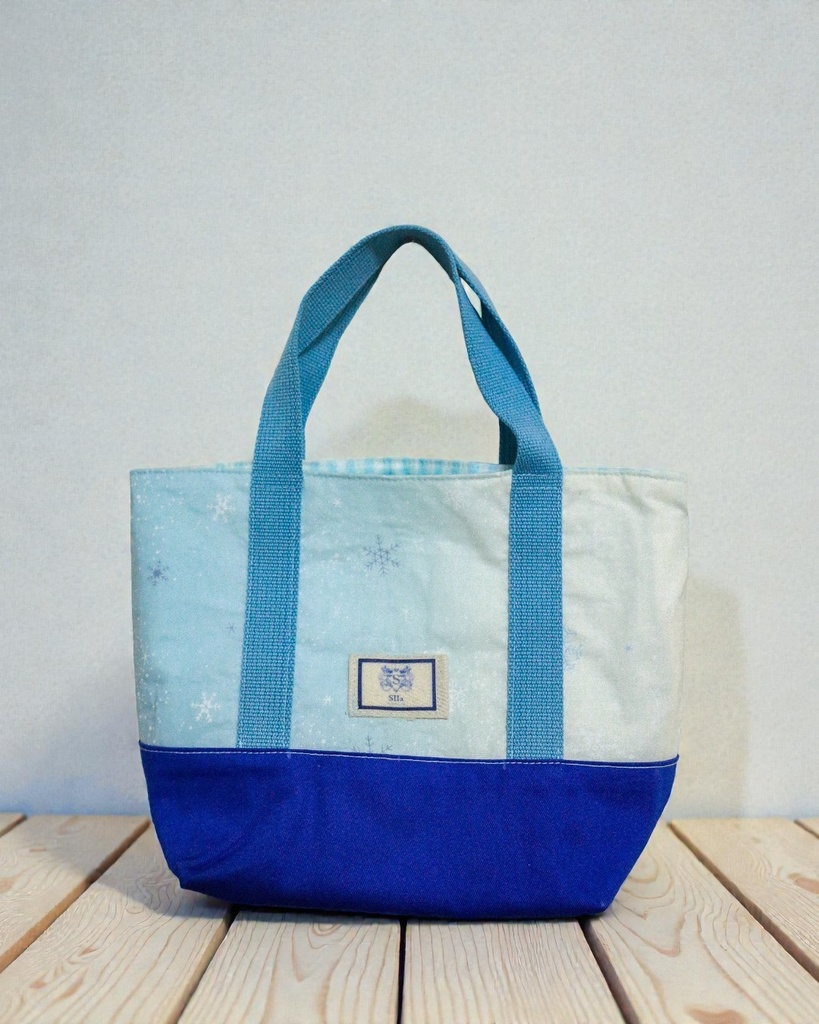 「スカイブルーの雪の結晶ミニトート|ふんわりグラデーション」スカイブルー×ホワイト