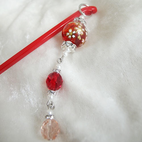 きれいな桜ガラスビーズのかんざし ~赤~ 選べる金具色