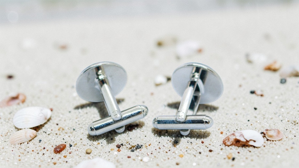 砂浜のきらめきを宿す、夏のシルバーカフスシアンブルー シルバー金具