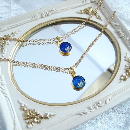ちいさな猫のネックレス　青色丸サイズ　ゴールド金具
