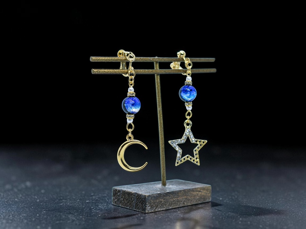 「夜空に溶けるブルーと、心に灯る星」アシンメトリーイヤリング ゴールド金具 ピアス変更可能